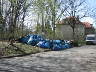 viele Müllsäcke auf einen Haufen