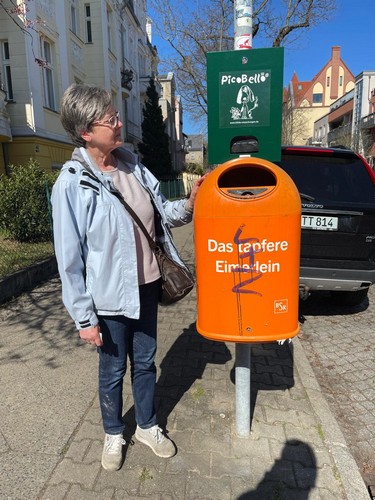 tl_files/fiffifeger/content/fotos/Textbilder/Was machen die Fiffi Feger so/Vera tuetenspender.jpg